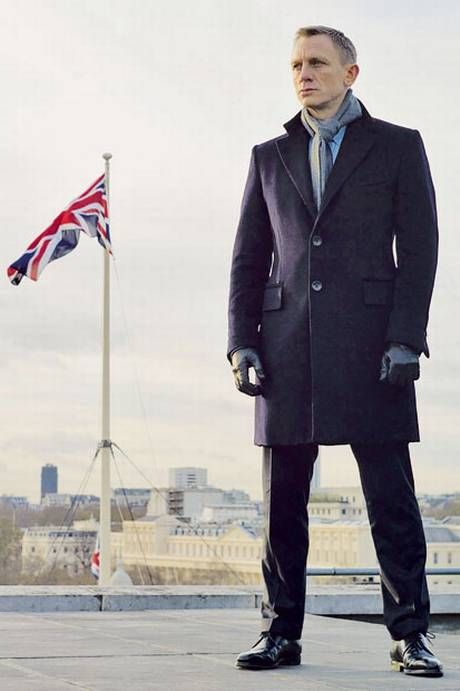 Daniel Craig James bond overcoat, scarf and leather gloves.