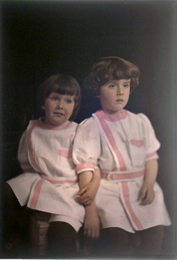Kids wearing pink illustration.
