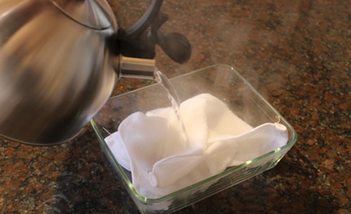 Pour hot water from Teapot.